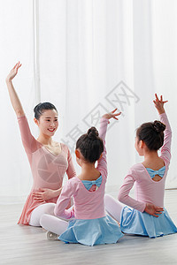 儿童表演服年轻舞蹈老师教小女孩们跳舞背景