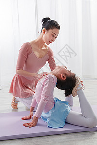 练功垫年轻舞蹈老师教小女孩跳舞背景