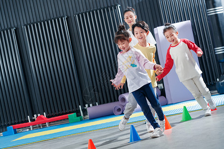 儿童在教练的指导下进行体能训练运动装高清图片素材