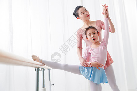 舞蹈脚年轻舞蹈老师教小女孩跳舞背景