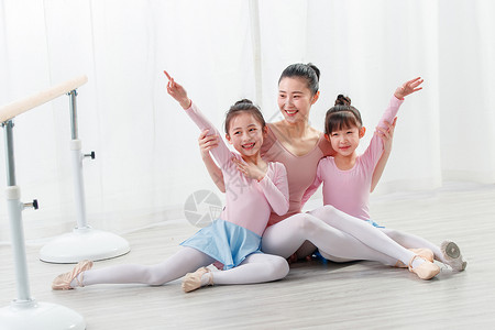 幼儿园舞蹈年轻舞蹈教师和小女孩背景