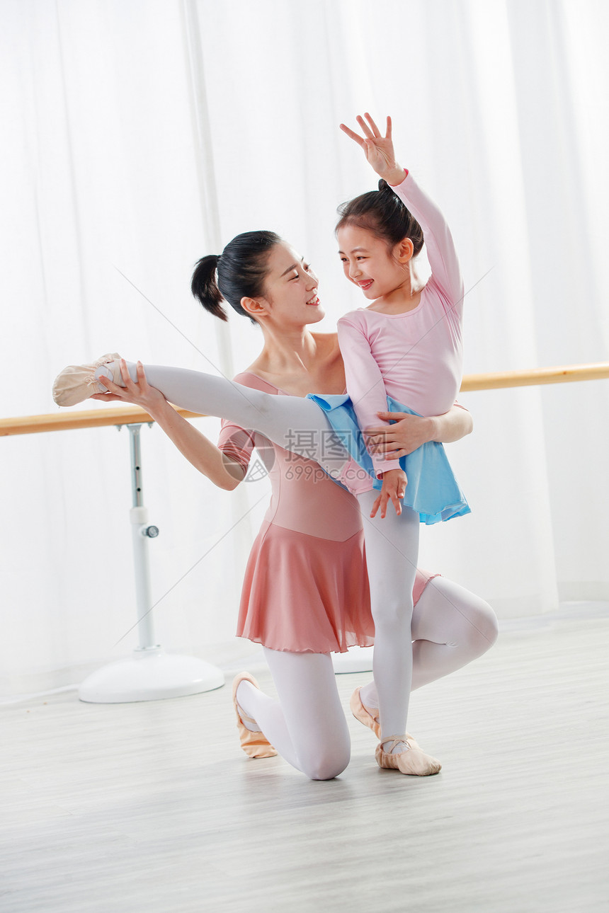 年轻舞蹈老师教小女孩跳舞图片