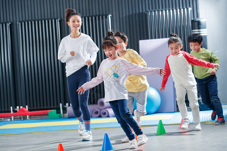 健康运动金字塔儿童在教练的指导下进行体能训练背景