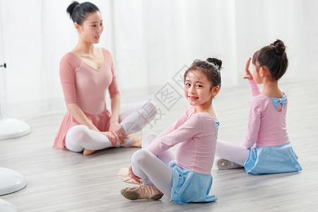 幼儿园舞蹈年轻舞蹈教师和小女孩们背景