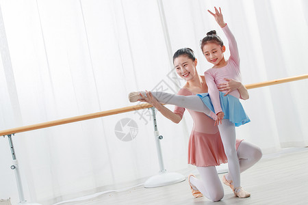 踮脚尖小女孩年轻舞蹈老师教小女孩跳舞背景