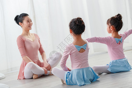 年轻舞蹈教师和小女孩们高清图片