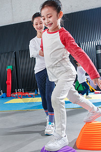 跳跃石儿童在教练的指导下进行体能训练背景