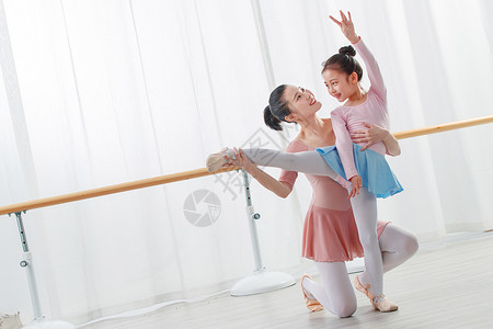 踮脚尖小女孩年轻舞蹈老师教小女孩跳舞背景