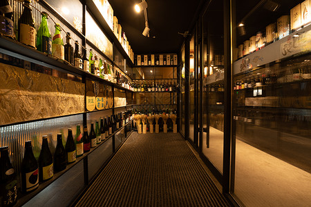 日料餐厅内的酒柜背景图片