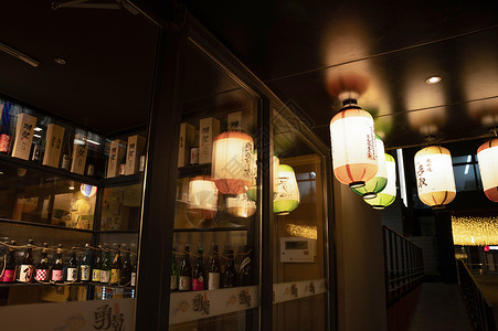 日本清酒日料店内的灯笼背景