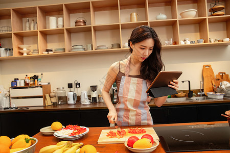 青年女人在家做饭高清图片