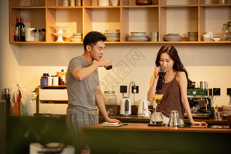 青年夫妇在家冲咖啡高清图片