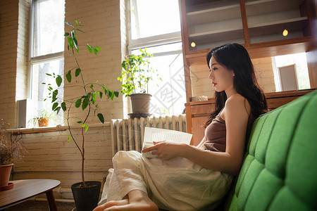 年轻女人在家看书图片