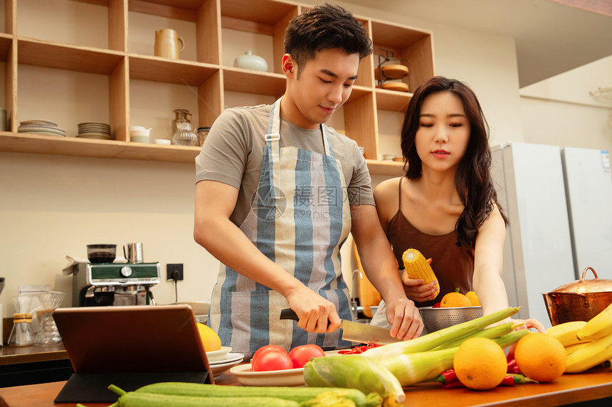 青年夫妇在家做饭图片