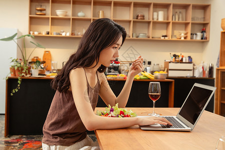 酒瘦身青年女人居家办公背景