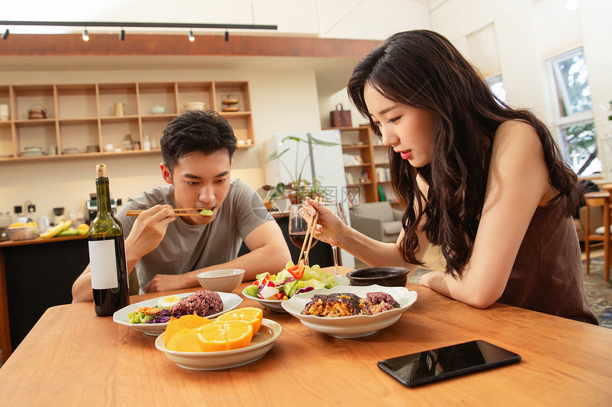 年轻夫妇在家用餐图片