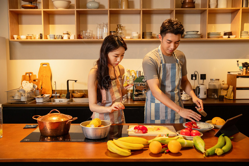 青年夫妇在家做饭图片