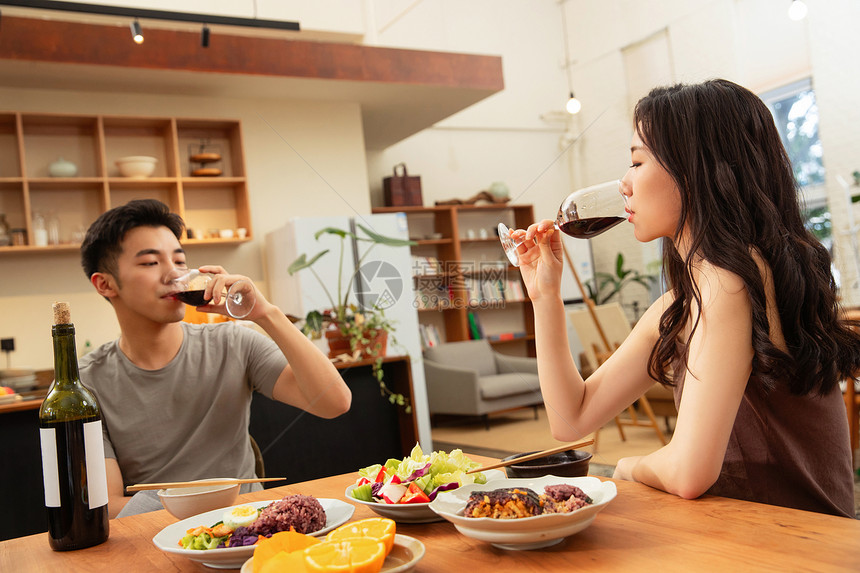 年轻夫妇在家用餐图片