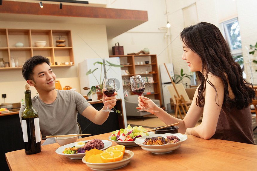 年轻夫妇在家用餐图片