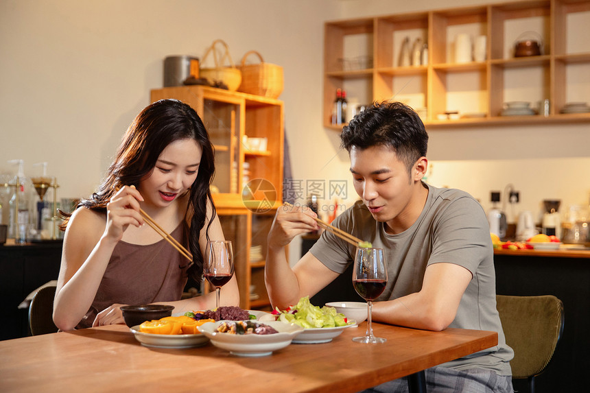 年轻夫妇在家用餐图片