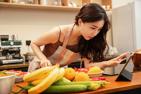 青年女人在家做饭图片