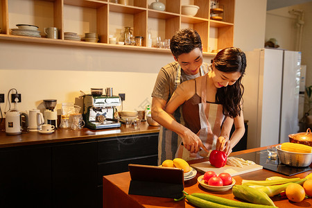 营养指导青年夫妇在家做饭背景