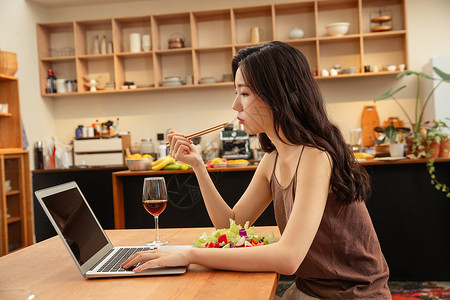 酒瘦身青年女人居家办公背景