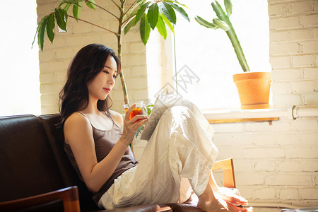 喝热茶年轻女人在家喝茶看书背景
