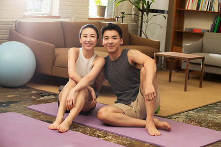 青年夫妇在家健身中场休息背景