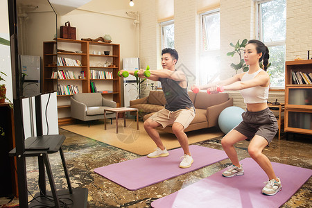瑜珈球青年夫妇在家锻炼身体背景