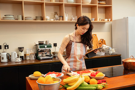 青年女人在家做饭图片