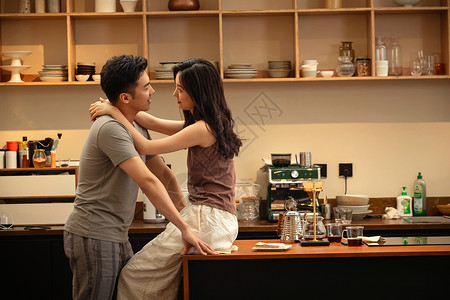 青年夫妇在家冲咖啡高清图片