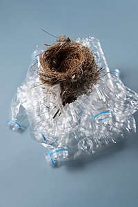 垃圾可回收物品鸟巢背景