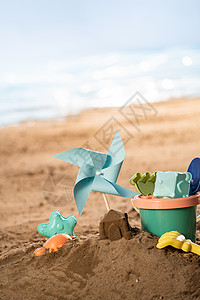 小桶玩具海滩静物背景