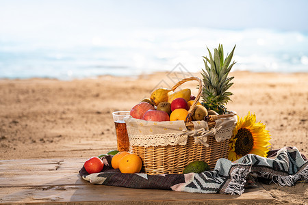 橘子海沙滩上的水果背景
