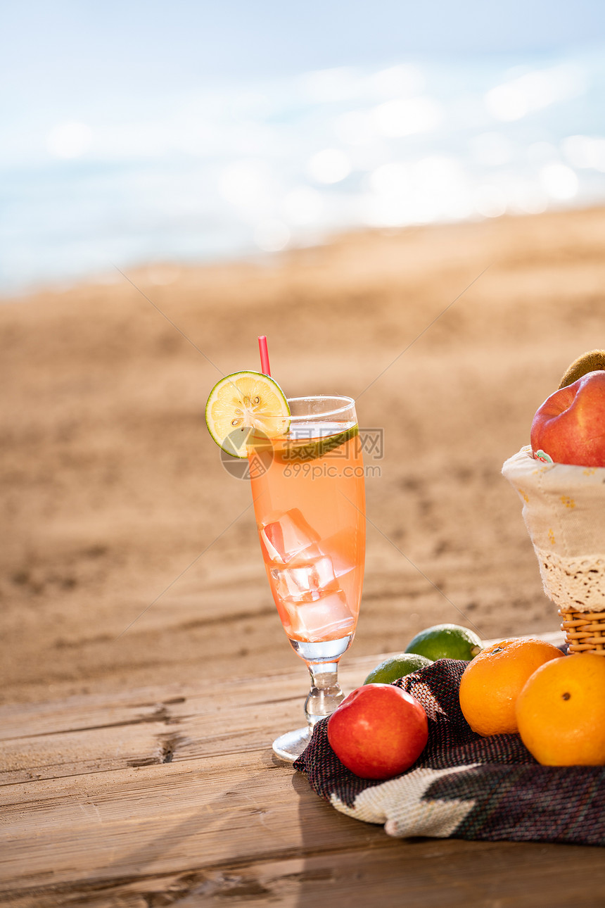 沙滩上的水果饮料图片