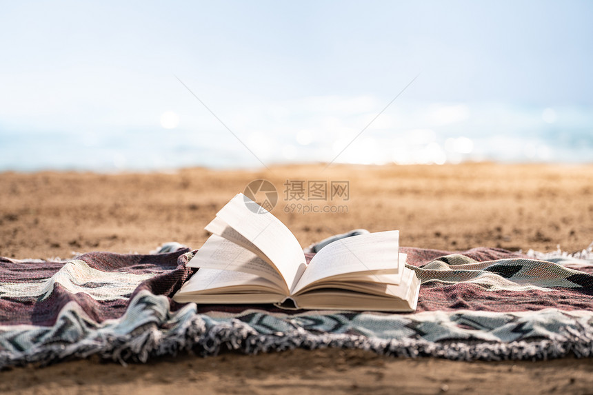 沙滩上的一本书图片