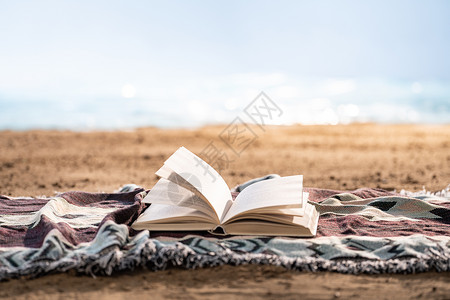 沙滩上日光浴沙滩上的一本书背景