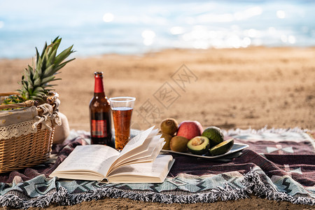 沙滩上的瓶子沙滩上的水果和饮料背景