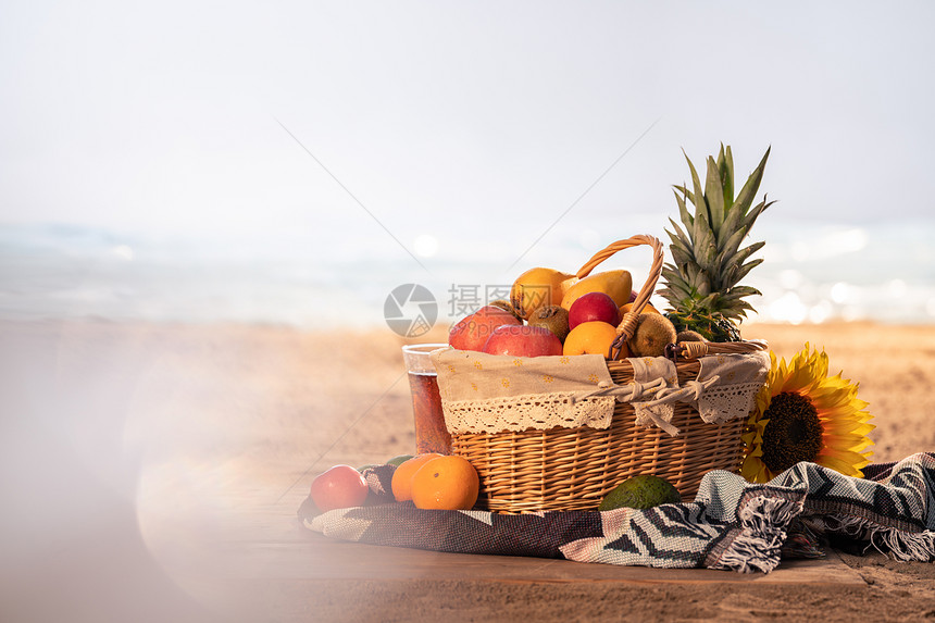 沙滩上的水果图片