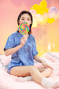 吃糖果的女孩拿着棒棒糖的年轻女孩背景