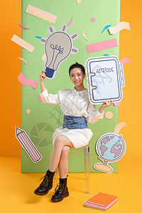 笔记符号年轻女孩拿着灯泡和笔记本背景