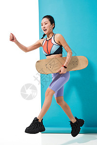 潮跑玩滑板的青年女人背景