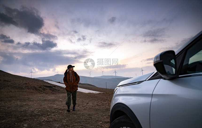 年轻女人自驾游图片