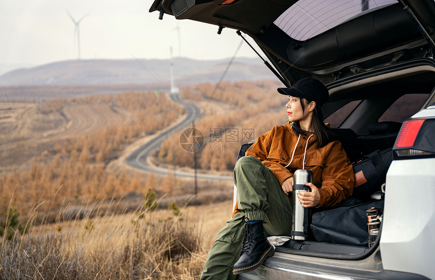 年轻女人自驾游图片