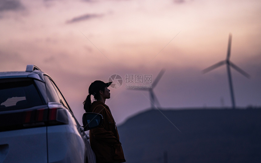 年轻女人自驾游图片