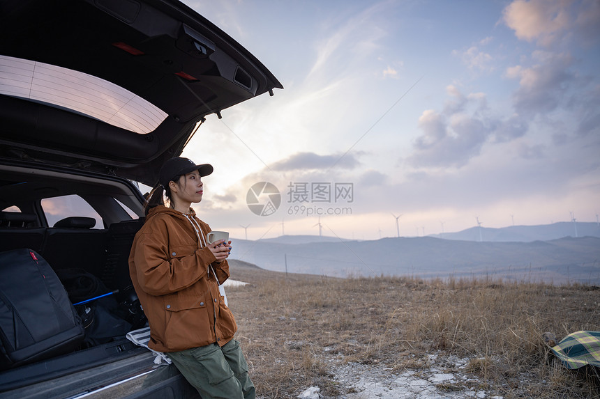 年轻女人自驾游图片