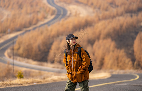 年轻女子徒步旅行图片