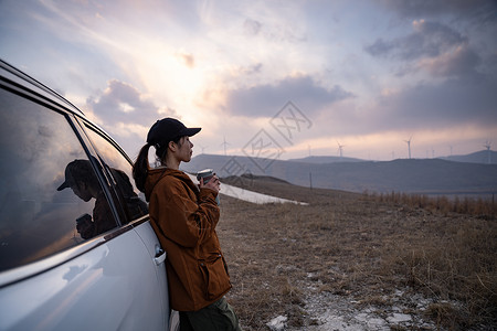 保温自然年轻女人自驾游背景