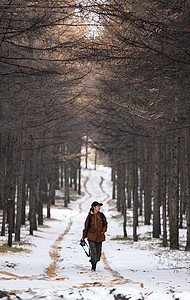 棕色线条雪花年轻女子户外拍摄美景背景